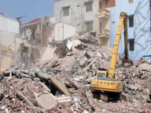 Phá dỡ công trình xây dựng